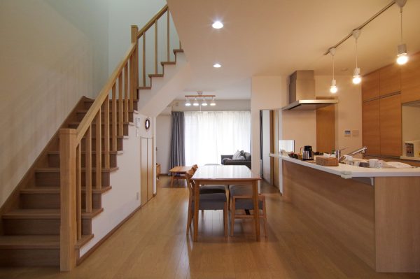 住宅新築：限られた間口ですが、階段、キッチンをおさめ、洗面所には2方向からアクセスできます。